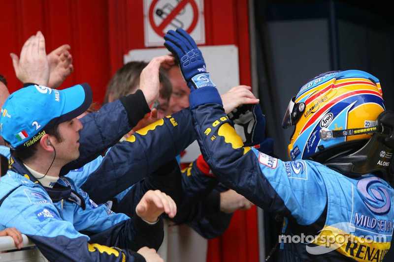 El ganador de la pole, Fernando Alonso celebra