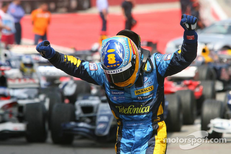 Yarış galibi Fernando Alonso kutlama yapıyor