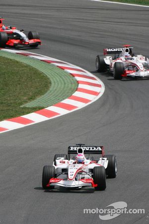 Franck Montagny devant Takuma Sato