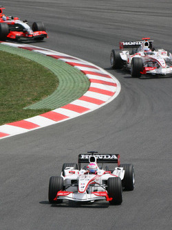 Franck Montagny devant Takuma Sato