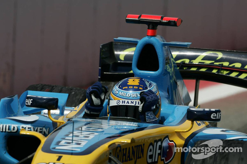 Yarış galibi Fernando Alonso kutlama yapıyor