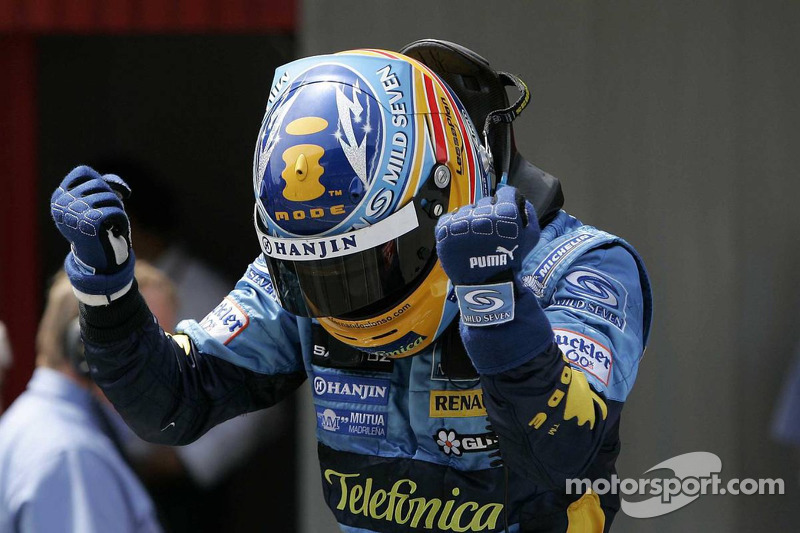 Yarış galibi Fernando Alonso kutlama yapıyor
