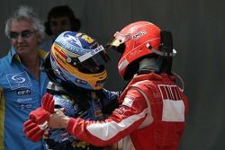 Yarış galibi Fernando Alonso kutlama yapıyor ve Michael Schumacher