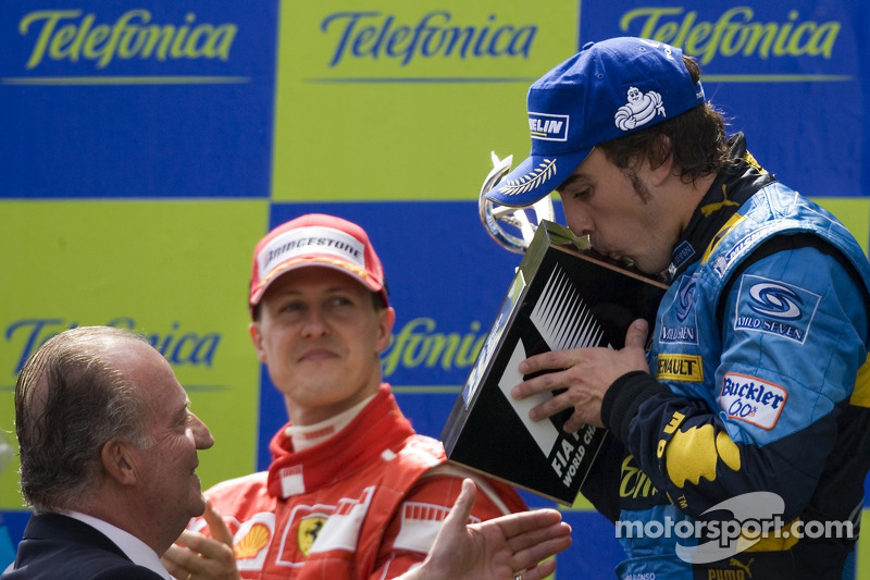 Podium: Fernando Alonso reçoit le trophée des mains du roi d'Espagne Juan Carlos