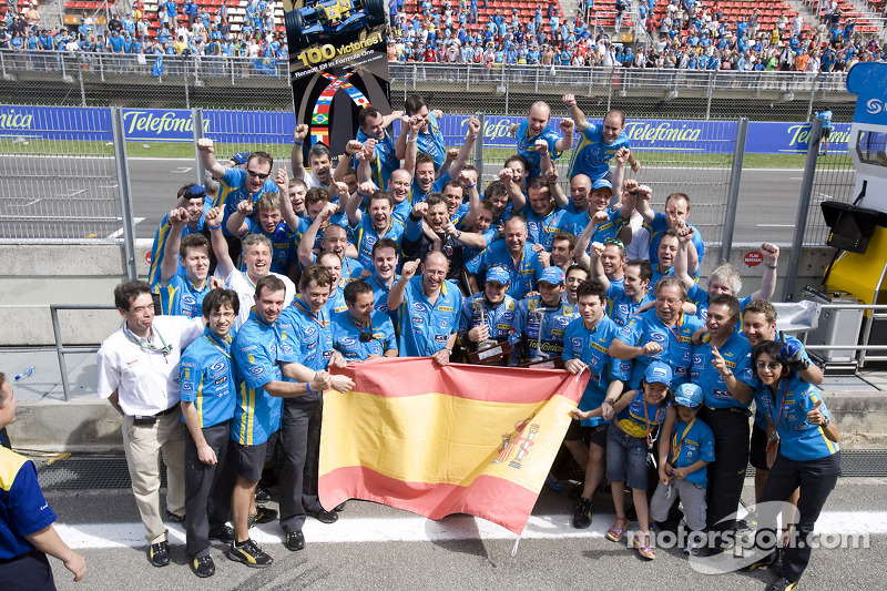 Yarış galibi Fernando Alonso kutlama yapıyor ve Giancarlo Fisichella ve Renault F1 takım elemanları