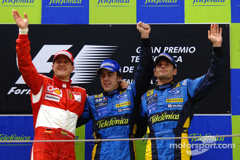 Podio: ganador de la carrera Fernando Alonso, segundo lugar Michael Schumacher y el tercer lugar Giancarlo Fisichella