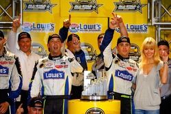 Jimmie Johnson et son équipe fêtent sa victoire à la NASCAR Nextel Cup Series All-Star Challenge