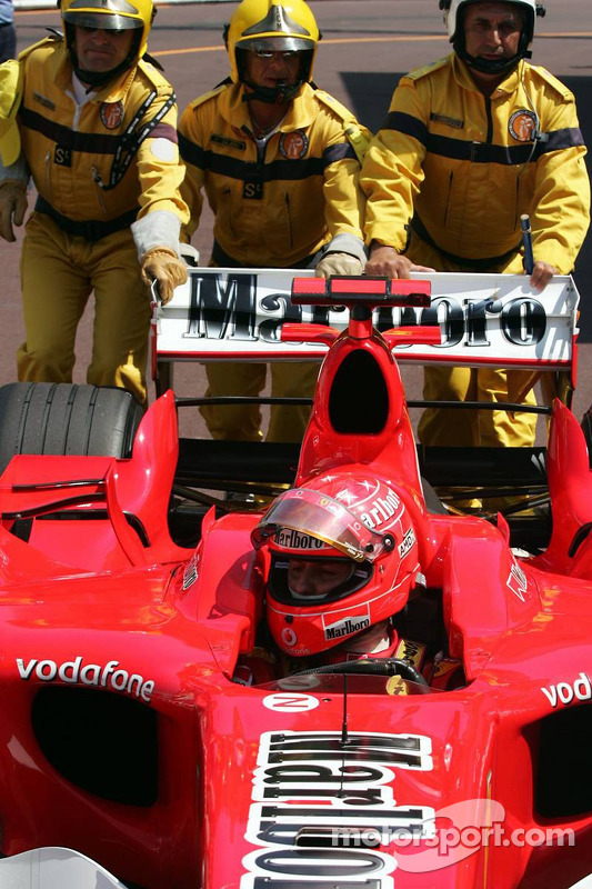 Michael Schumacher poussé dans le parc fermé