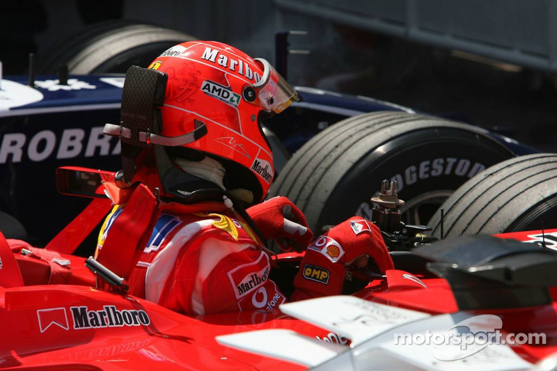 Michael Schumacher poussé dans le parc fermé