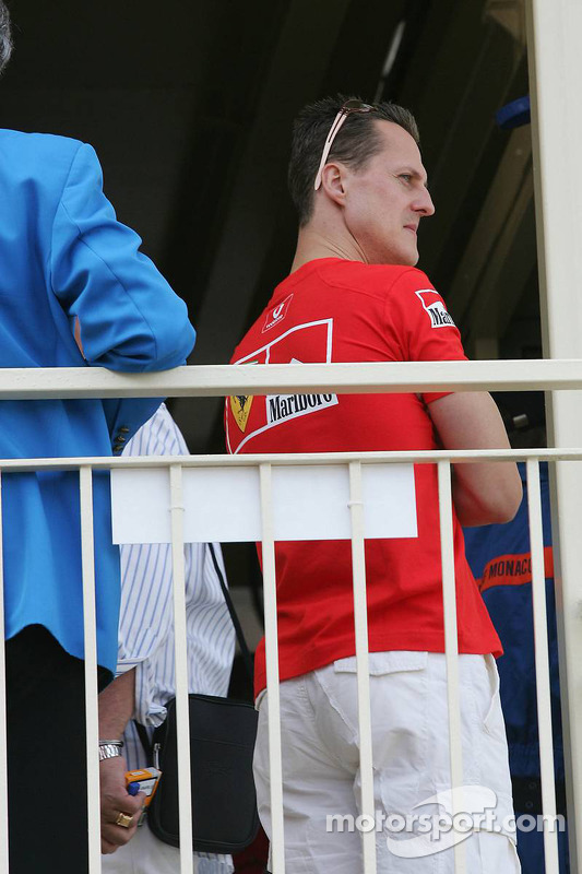 Michael Schumacher asiste a los oficiales de pista con respecto a su pole position