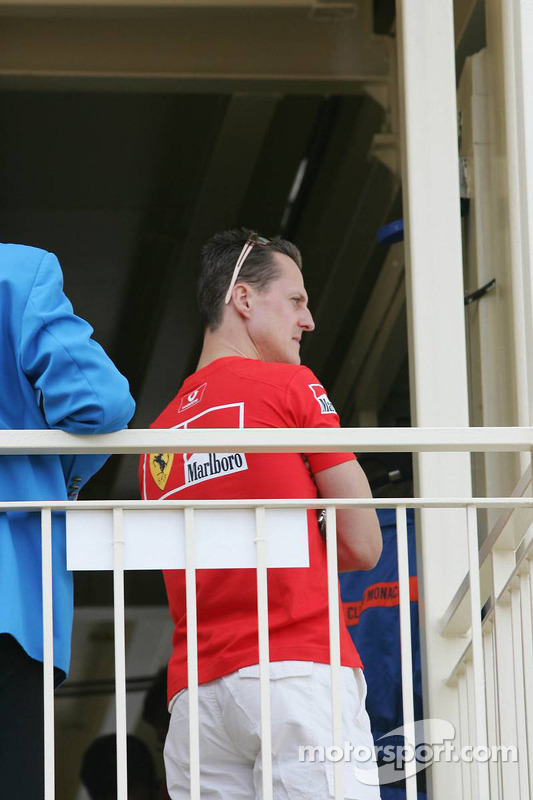 Michael Schumacher asiste a los oficiales de pista con respecto a su pole position