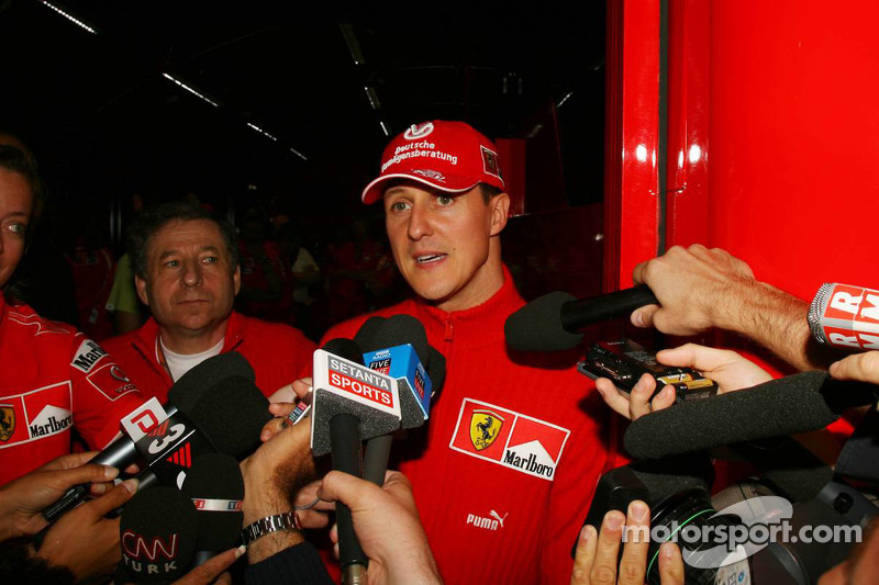 Michael Schumacher da una rueda de prensa a las 9.42pm