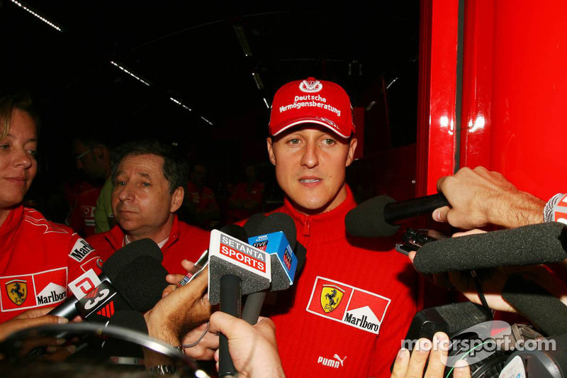 Michael Schumacher da una rueda de prensa a las 9.42pm