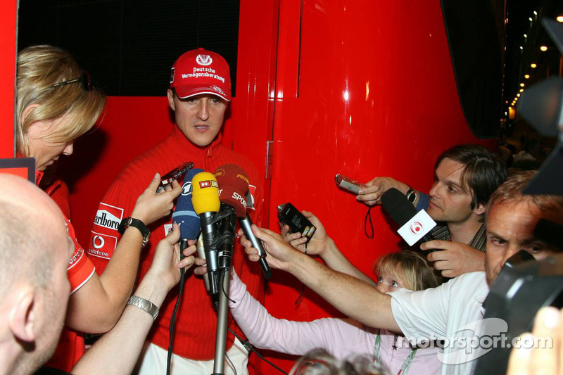 Michael Schumacher da una rueda de prensa a las 9.42pm