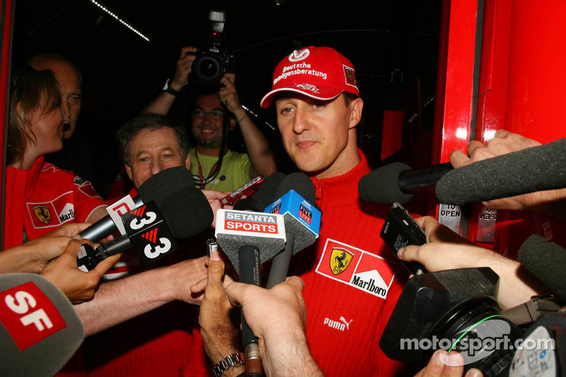 Michael Schumacher da una rueda de prensa a las 9.42pm