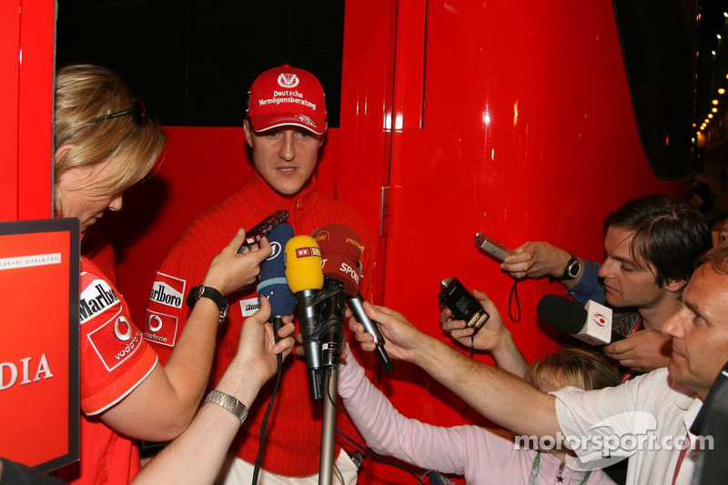 Michael Schumacher tient une conférence de presse à 9h42