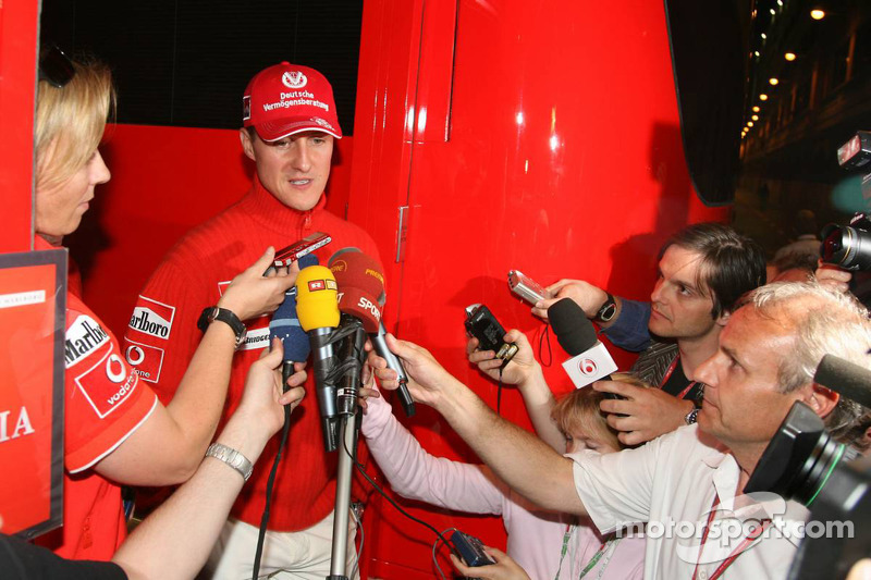 Michael Schumacher da una rueda de prensa a las 9.42pm