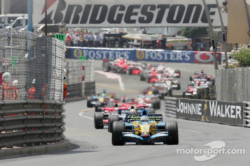 Start: Fernando Alonso leads