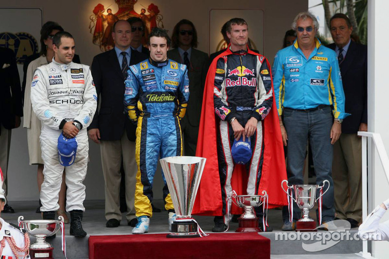 Podium: le vainqueur de la course Fernando Alonso, le deuxième Juan Pablo Montoya, le troisième David Coulthard