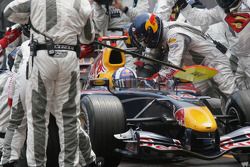 David Coulthard fait un arrêt au stand