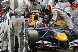 David Coulthard fait un arrêt au stand