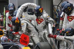 L'équipe Red Bull Racing ravitaille la voiture de David Coulthard