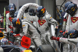L'équipe Red Bull Racing ravitaille la voiture de David Coulthard