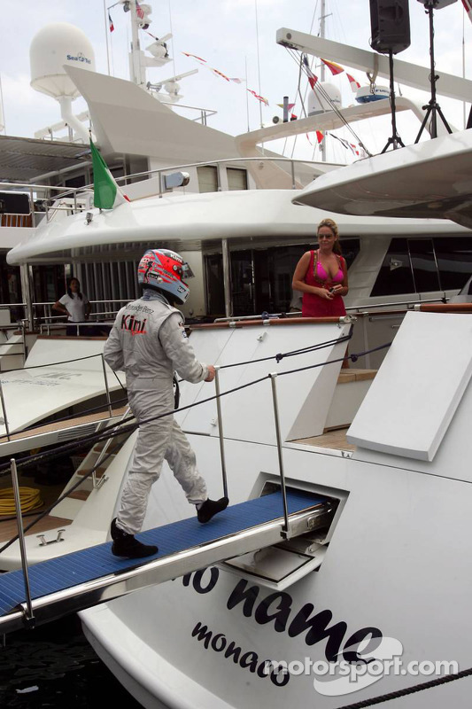 No ano seguinte, outro grande momento do Homem de Gelo. Sua McLaren quebrou (para variar) nas proximidades do túnel de Mônaco. Qualquer piloto voltaria para o paddock, mas ele foi direto para o iate tomar umas com os amigos.
