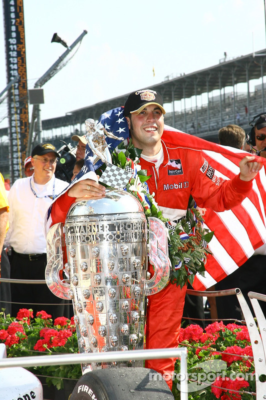 Le vainqueur de la course Sam Hornish Jr.