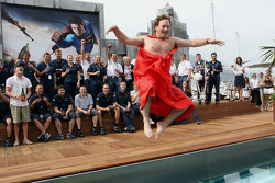 Le directeur sportif de Red Bull Christian Horner a fait bien de parier que si l'équipe est sur le podium, il plongera nu dans la piscine
