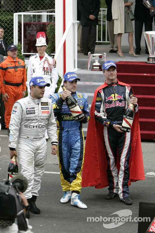 Coulthard aproveitou a capa do Superman para celebrar o primeiro pódio da Red Bull