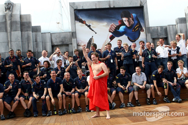 El equipo de Red Bull Racing y el director deportivo Christian Horner en una capa de Superman en la cubierta de la estación de energía de Red Bull