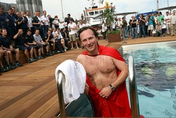 Le directeur sportif Christian Horner avec une cape Superman plonge dans la piscine