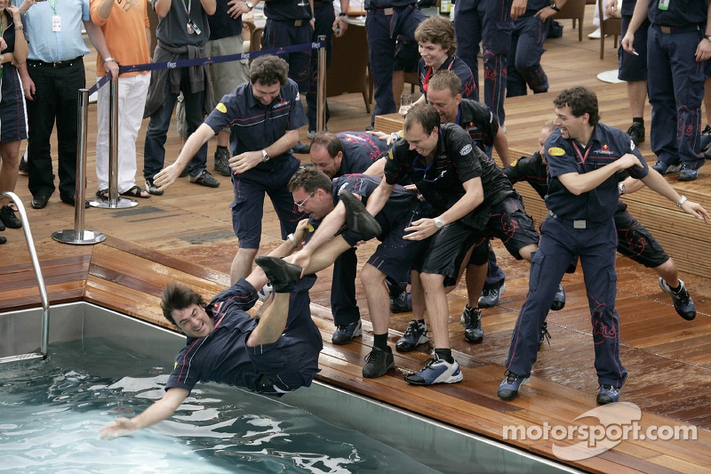 El equipo de Red Bull Racing celebra el primer podio