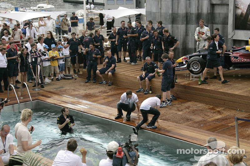 El equipo de Red Bull Racing celebra el primer podio