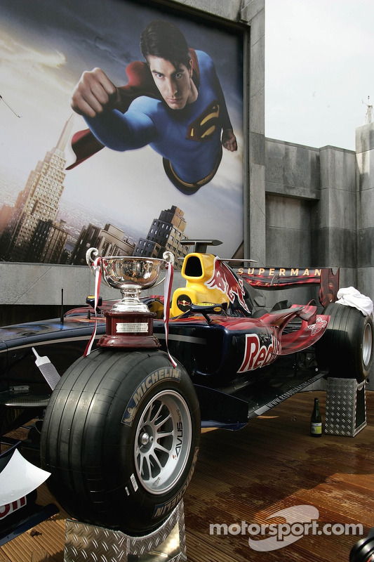 El trofeo de David Coulthard en su coche