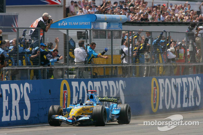 Fernando Alonso takes checkered flag