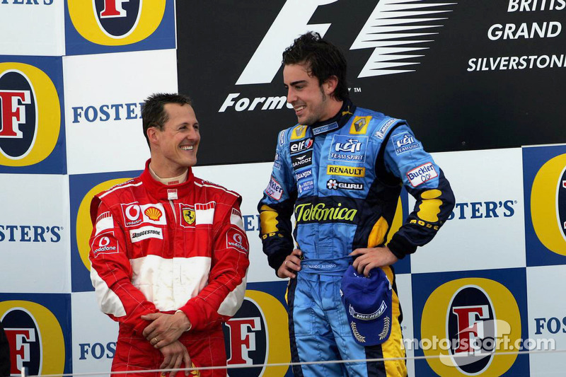 Podium: le vainqueur Fernando Alonso et le deuxième Michael Schumacher