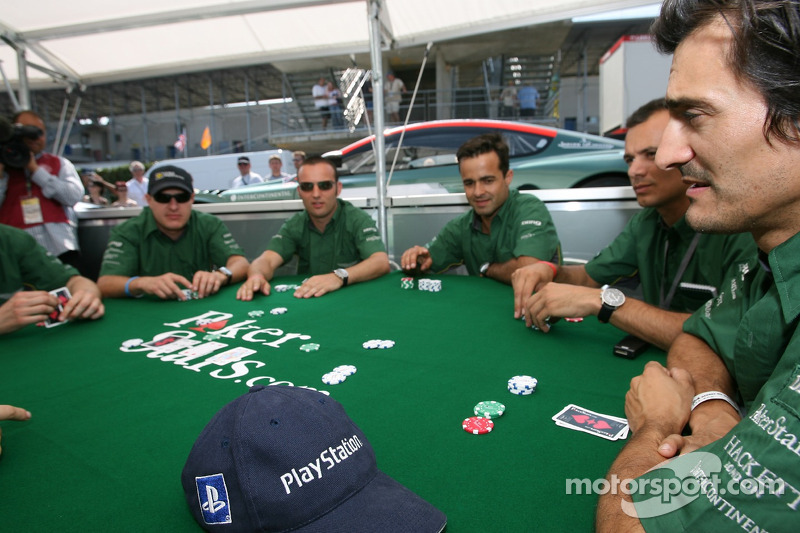 Les pilotes Aston Martin Racing apprennent à jouer au poker