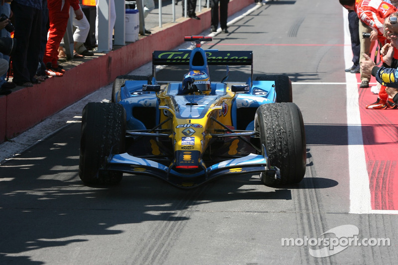 Yarış galibi Fernando Alonso enters Parc Ferme