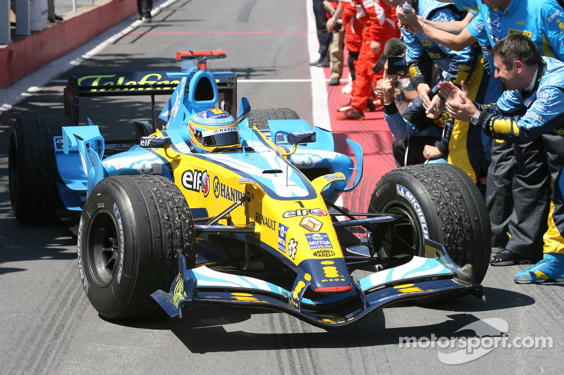 Yarış galibi Fernando Alonso enters Parc Ferme