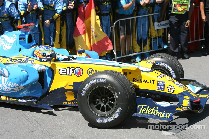 Yarış galibi Fernando Alonso enters Parc Ferme