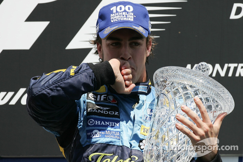 Podio: ganador de la carrera Fernando Alonso celebra