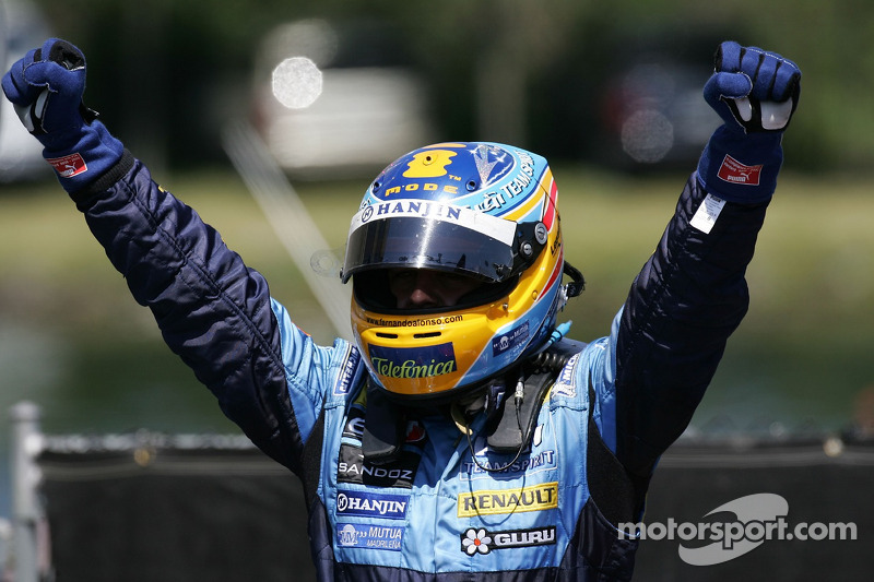 Yarış galibi Fernando Alonso kutlama yapıyor