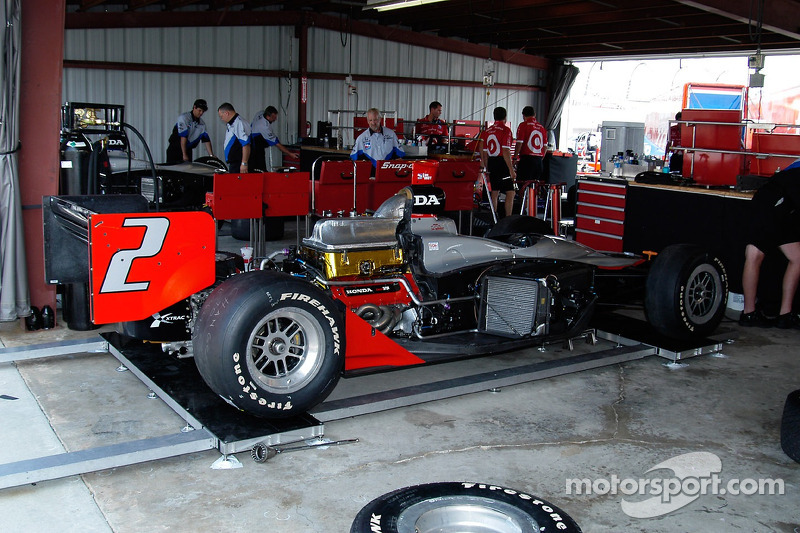 La voiture de Tomas Scheckter attend les panneaux latéraux et le capot moteur