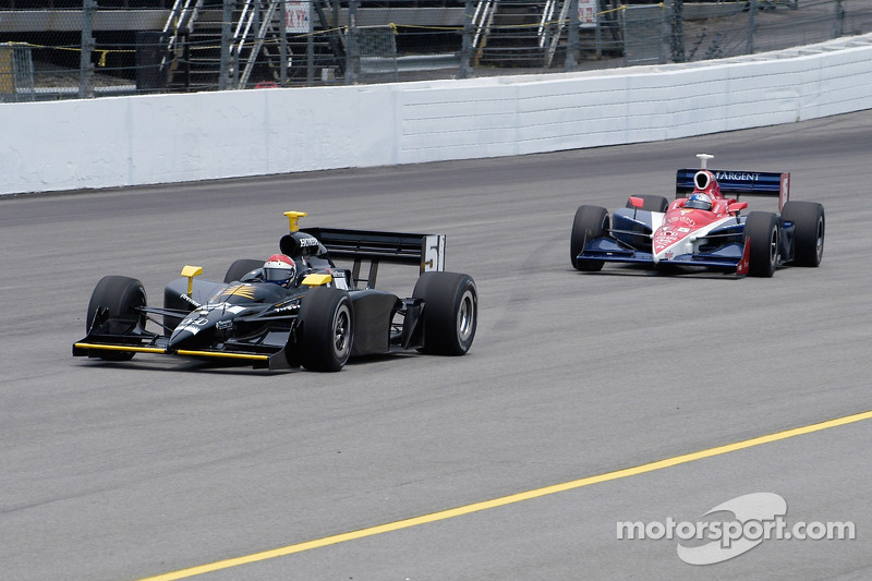 Eddie Cheever devance Buddy Rice en bas de la dernière ligne droite