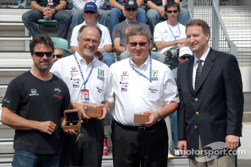 Michael Andretti, Kim Green et Kevin Savoree reçoivent les anneaux des propriétaires gagnants 2005