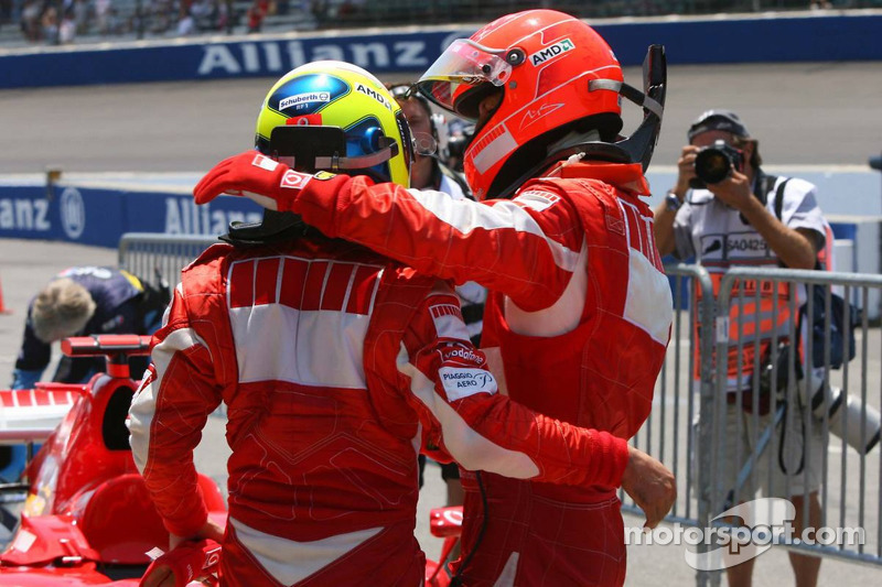 Ganador de la pole Michael Schumacher celebra con Felipe Massa