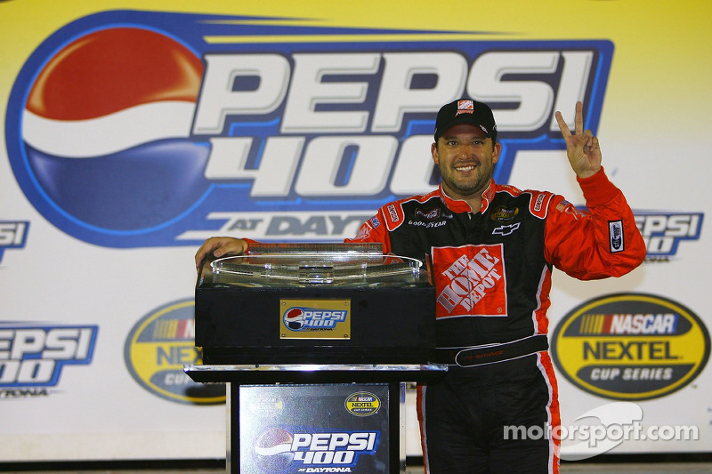 Victory Lane: Sieger Tony Stewart feiert