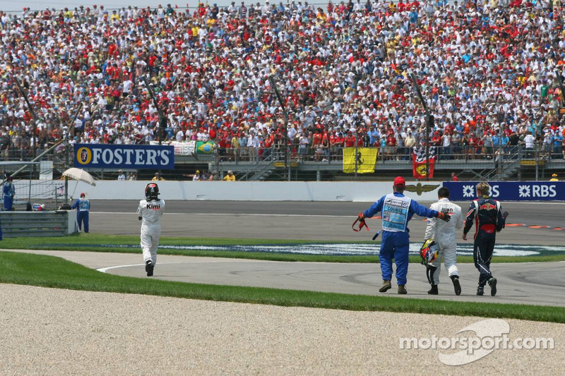 Accident au premier virage : Juan Pablo Montoya, Kimi Räikkönen et Scott Speed